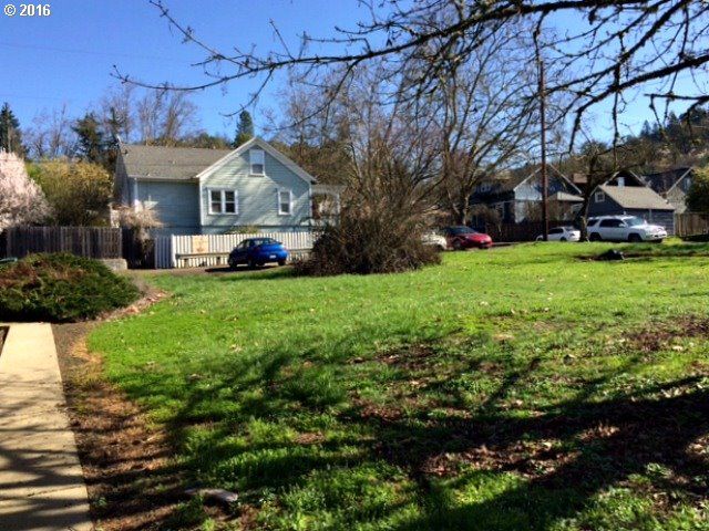 295 SE Fowler St, Roseburg, OR 97470